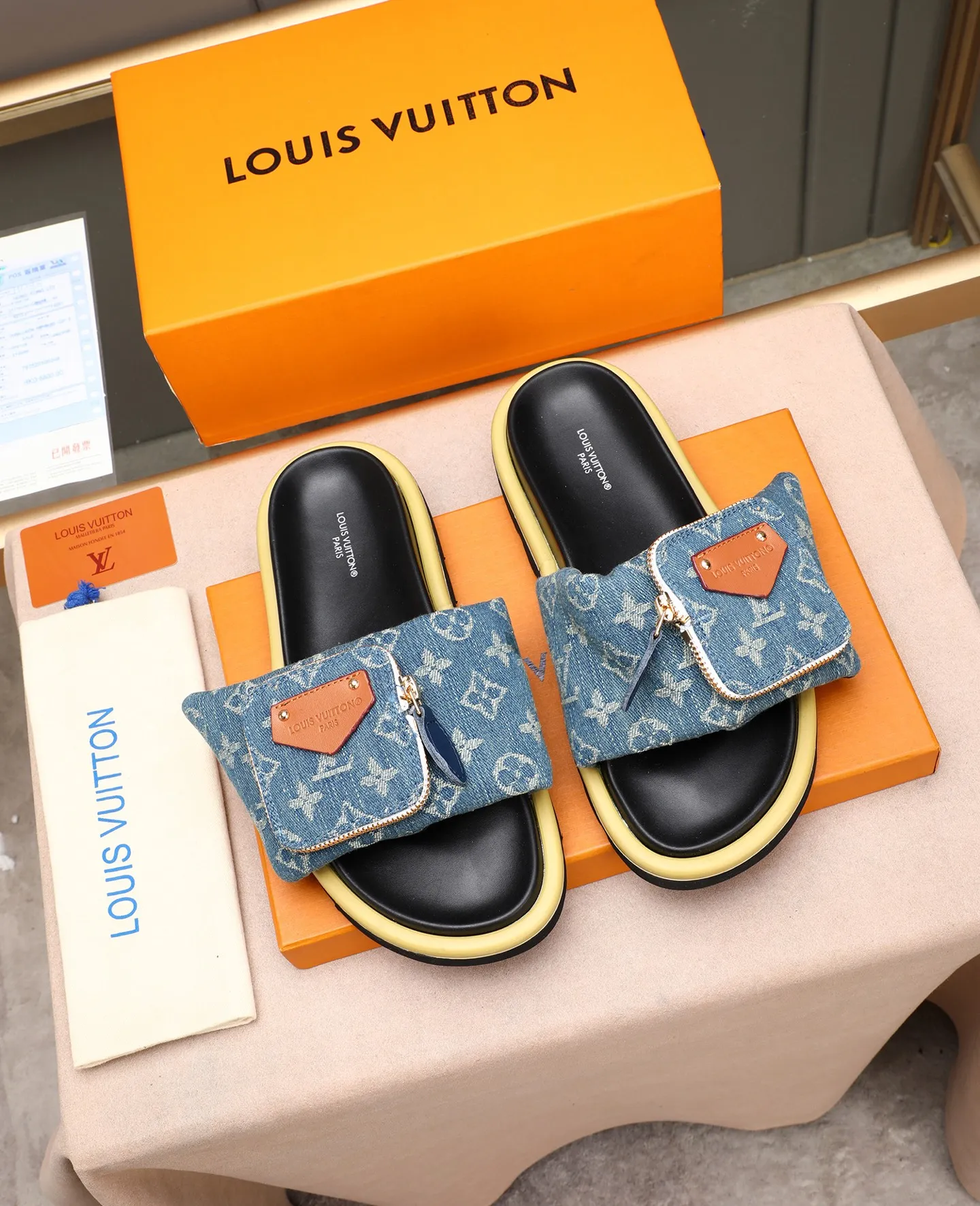 PP400 couple model with drawer box [LOUIS VUITTON] Louis Vuitton, the latest LV official website printed wallet and men's and women's slippers🔥🔥🔥 are now on the market. The drawer box is packed with cloth bags and cards. The upper pattern looks very soft and waxy, and it is a super versatile leg slimming tool. Fabric: Imported denim/down silk cotton embossed, official website pattern printing, lining: water-dyed sheepskin down filling, comfortable to wear, feet: high elastic PU water table. Sole: foam sole, heel height: about 5cm. Size 35-46, 35, 45 and 46 are custom-made and cannot be returned or exchanged. Color: multiple colors available.